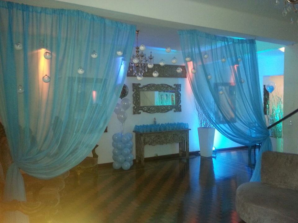 Salão da Casa Alegre montado para aniversário com mesas e decoração